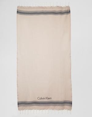 Пляжное полотенце Calvin Klein. Цвет: кремовый