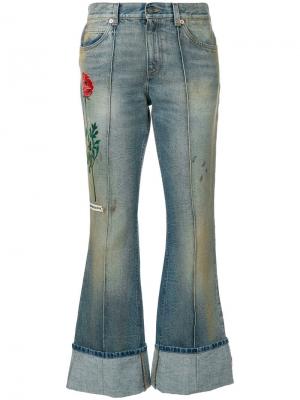 Расклешенные джинсы с вышивкой и подворотами Gucci