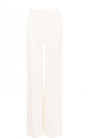 Однотонные расклешенные брюки со стрелками Roland Mouret. Цвет: белый