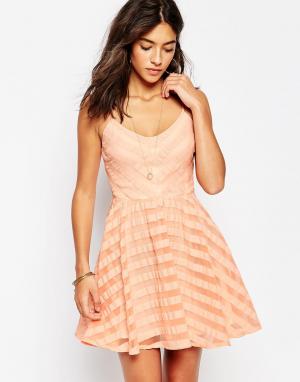 Приталенное платье со шнуровкой на спинке Finley Greylin. Цвет: peach