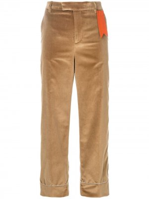 Расклешенные брюки с контрастной аппликацией The Gigi. Цвет: нейтральные цвета