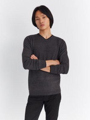 Тонкий трикотажный пуловер с треугольным вырезом и длинным рукавом zolla. Цвет: темно-серый