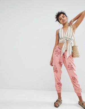 Пляжные брюки с цветочным принтом Billabong. Цвет: розовый