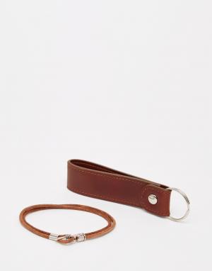 Подарочный набор с брелоком и кожаным браслетом ASOS. Цвет: коричневый