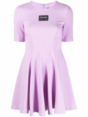 Платье с нашивкой-логотипом и короткими рукавами Versace Jeans Couture. Цвет: фиолетовый