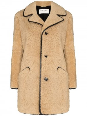 Пальто из овчины с кожаной окантовкой Saint Laurent. Цвет: бежевый
