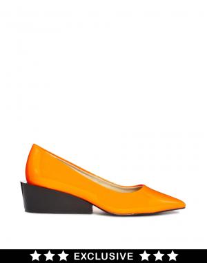 Эксклюзивные оранжевые туфли на среднем каблуке Cat Cheap Monday. Цвет: оранжевый hybris