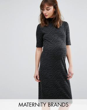 Фактурное платье для беременных с высокой горловиной и короткими рукав Mama.licious. Цвет: серый