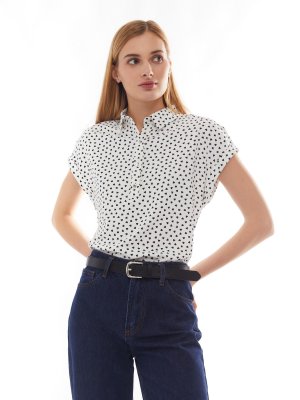 Принтованная блузка-рубашка с коротким рукавом zolla. Цвет: молоко