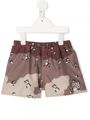 Плавки-шорты с камуфляжным принтом Douuod Kids. Цвет: коричневый