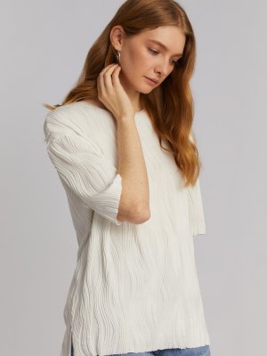 Блузка-футболка с фактурным узором и боковым разрезом zolla. Цвет: молоко