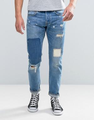 Суженные книзу джинсы классического кроя с рваной отделкой и заплаткам Edwin. Цвет: синий