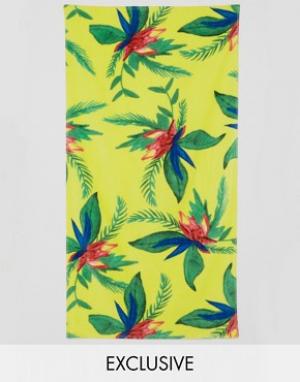 Пляжное полотенце с тропическим цветочным принтом Monki. Цвет: желтый