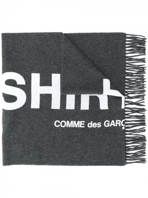 Шарф с бахромой и логотипом Comme Des Garçons Shirt. Цвет: серый