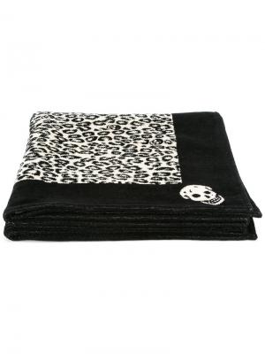 Пляжное полотенце с леопардовым узором Alexander McQueen. Цвет: чёрный