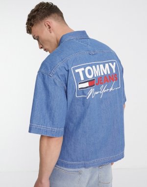 Светлая джинсовая рубашка свободного кроя с короткими рукавами и принтом на спине -Голубой Tommy Jeans