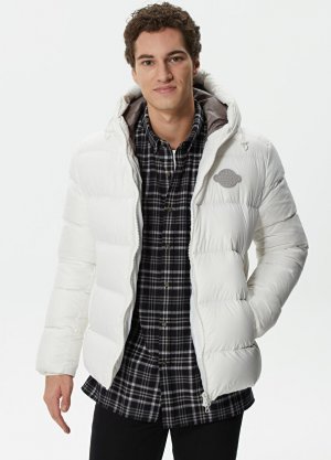 Белое стеганое мужское пальто с капюшоном Lacoste. Цвет: белый