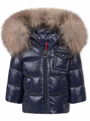 Пальто с капюшоном и искусственным мехом Moncler Enfant. Цвет: синий