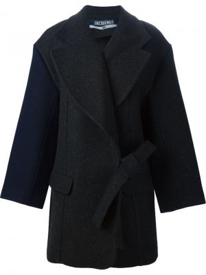 Объемное пальто с поясом Jacquemus. Цвет: серый