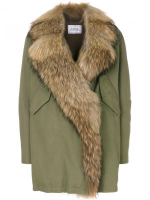 Пальто с объемным воротником из меха енота Forte Dei Marmi Couture. Цвет: зеленый