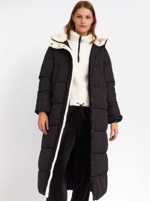 Тёплая куртка-пальто с капюшоном отделкой из экомеха zolla. Цвет: черный