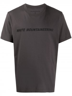 Футболка с короткими рукавами и логотипом White Mountaineering. Цвет: серый