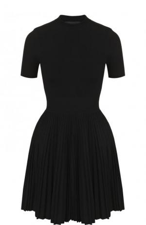 Приталенное мини-платье с плиссированной юбкой Alexander Wang. Цвет: черный