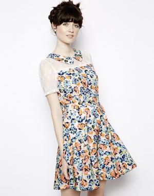 Короткое приталенное платье с цветочным принтом и кружевными вставками Nishe. Цвет: мульти