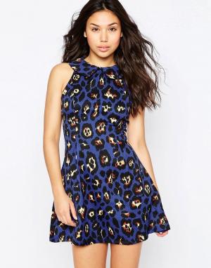 Короткое приталенное платье с леопардовым принтом Madam Rage. Цвет: синий