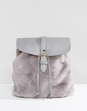 Серый рюкзак с искусственным мехом Glamorous. Цвет: серый