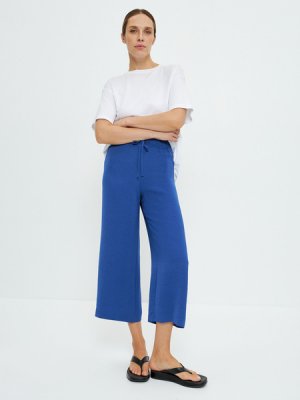 Укороченные брюки Zarina. Цвет: синий