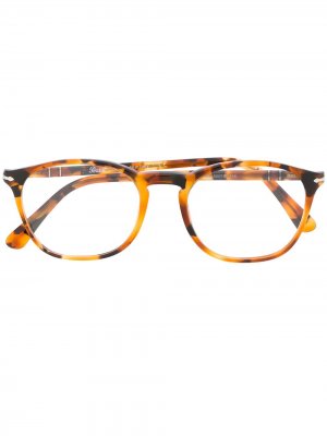 Солнцезащитные очки в оправе черепаховой расцветки Persol. Цвет: коричневый