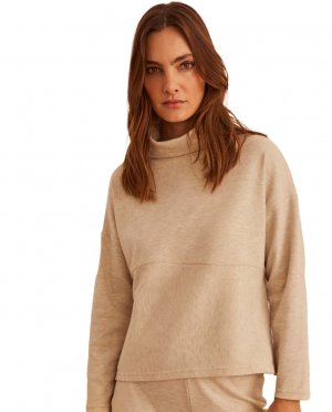 Женский свитер в минималистском стиле с высоким воротником и мягкой плюшевой подкладкой. Ysabel Mora, песок mora