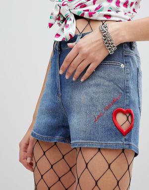 Джинсовые шорты с вышивкой Love Moschino. Цвет: синий