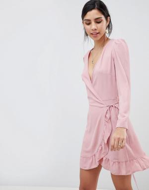 Короткое приталенное платье с длинными рукавами, запахом и оборкой Oh My Love. Цвет: розовый