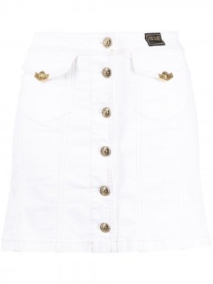 Джинсовая юбка миди на пуговицах Versace Jeans Couture. Цвет: белый