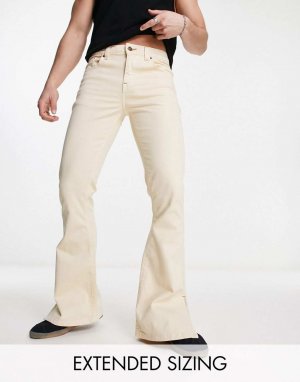 Светло-бежевые расклешенные джинсы с прорезными краями ASOS DESIGN