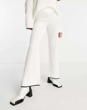 Широкие трикотажные брюки в рубчик с напуском на кончиках цвета белого льда M Lounge. Цвет: белый