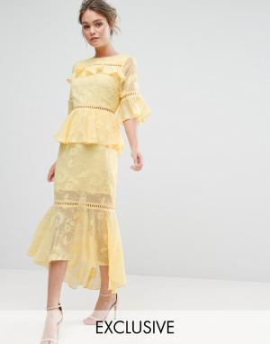 Многоярусное платье миди с выжженным узором и кружевными вставками Dar Dark Pink. Цвет: желтый