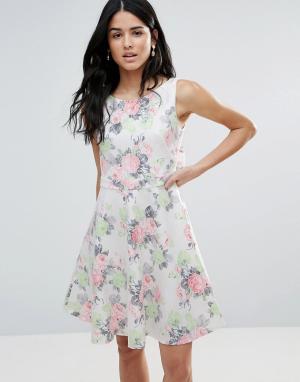 Короткое приталенное платье с цветочным принтом Zibi London. Цвет: розовый