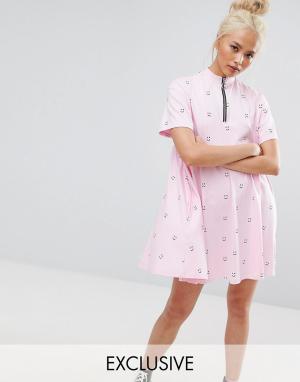 Свободное платье с короткими рукавами, принтом и молнией Lazy Oaf. Цвет: розовый