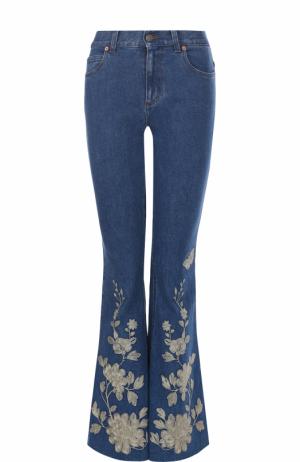 Расклешенные джинсы с потертостями и контрастной отделкой Gucci. Цвет: голубой