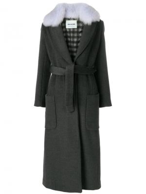 Пальто с оторочкой лисьим мехом Ava Adore. Цвет: серый