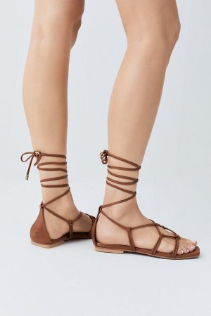 Кожаные сандалии на плоской подошве с завязками Ghille , коричневый Karen Millen