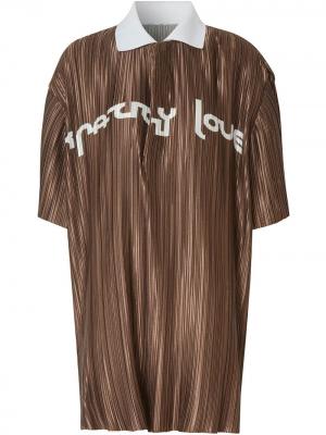 Плиссированная атласная рубашка поло с надписью Burberry. Цвет: коричневый