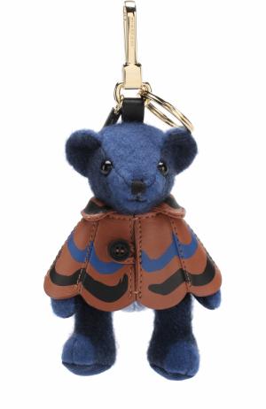 Брелок Thomas Bear в накидке «тромплей» Burberry. Цвет: синий