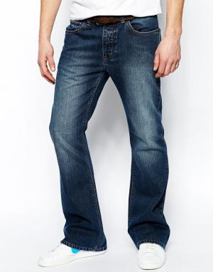 Умеренно выбеленные расклешенные джинсы ASOS. Цвет: синий
