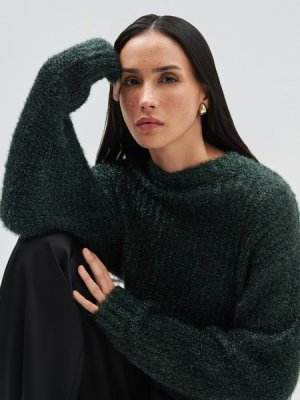 Пушистый свитер Zarina. Цвет: темно-зеленый