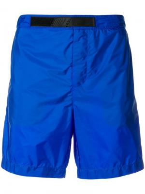 Классические пляжные шорты с логотипом Prada. Цвет: синий