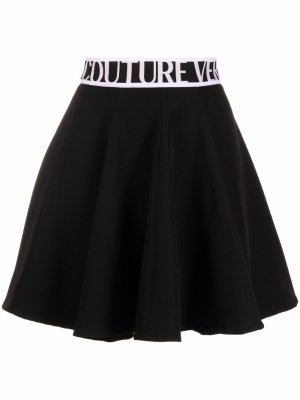 Расклешенная юбка мини с логотипом Versace Jeans Couture. Цвет: черный